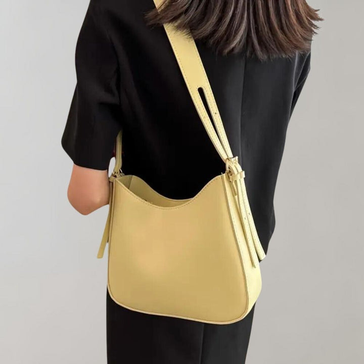 Minimalistisk crossbody handväska för kvinnor, elegant design, ergonomisk, flera färger, perfekt för alla tillfällen.