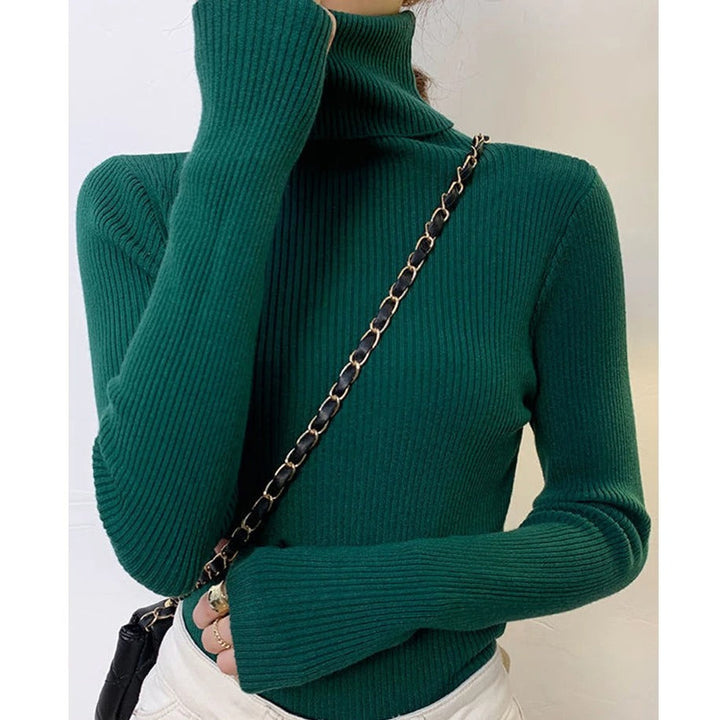 "Mjuk dam turtleneck tröja i stickad polyester. Klassisk polokrage, varm och elegant, perfekt för kyliga dagar."