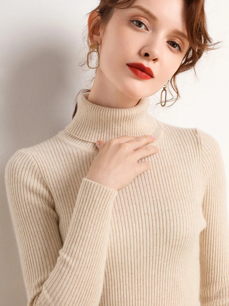 "Mjuk dam turtleneck tröja i stickad polyester. Klassisk polokrage, varm och elegant, perfekt för kyliga dagar."