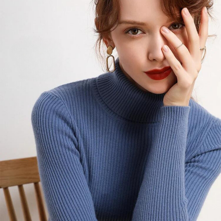 "Mjuk dam turtleneck tröja i stickad polyester. Klassisk polokrage, varm och elegant, perfekt för kyliga dagar."