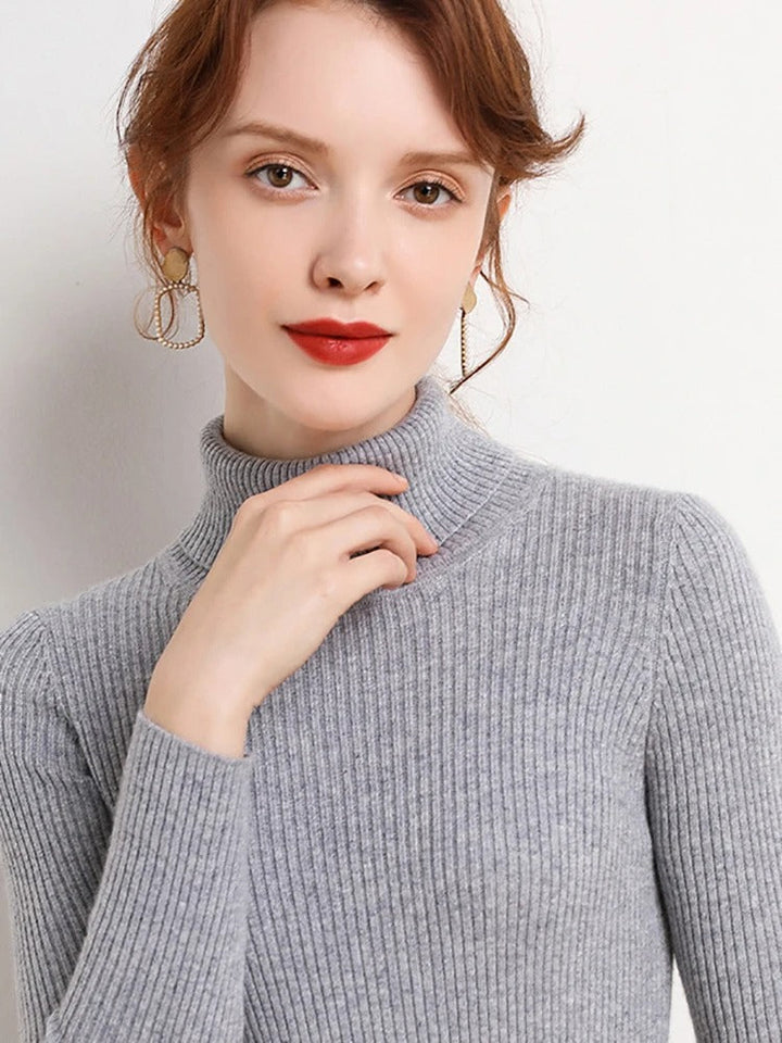 "Mjuk dam turtleneck tröja i stickad polyester. Klassisk polokrage, varm och elegant, perfekt för kyliga dagar."