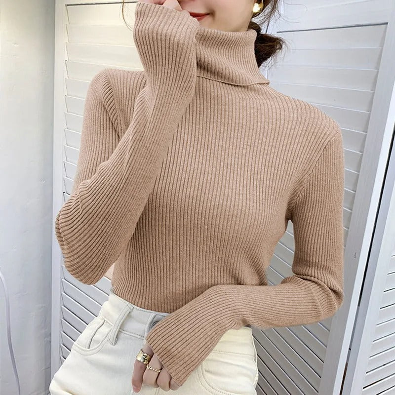 "Mjuk dam turtleneck tröja i stickad polyester. Klassisk polokrage, varm och elegant, perfekt för kyliga dagar."