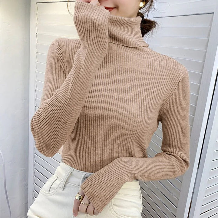 "Mjuk dam turtleneck tröja i stickad polyester. Klassisk polokrage, varm och elegant, perfekt för kyliga dagar."