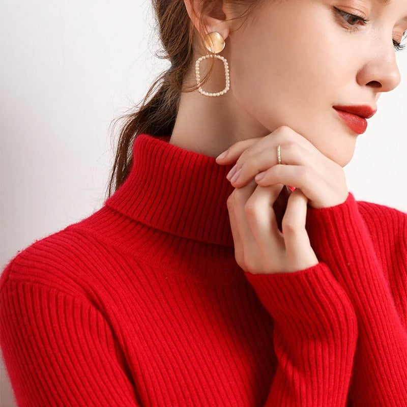 "Mjuk dam turtleneck tröja i stickad polyester. Klassisk polokrage, varm och elegant, perfekt för kyliga dagar."