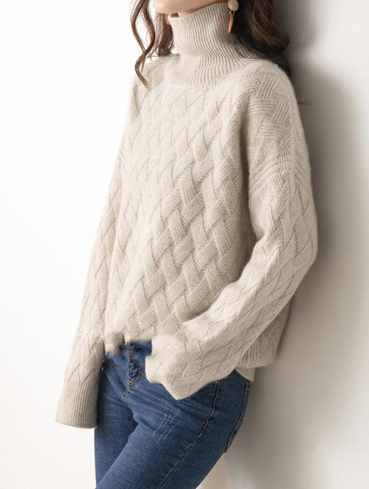 "Mjuk kvinnors tröja med tidlös design, syns i beige ton med subtila detaljer, perfekt för alla stilar och säsonger."