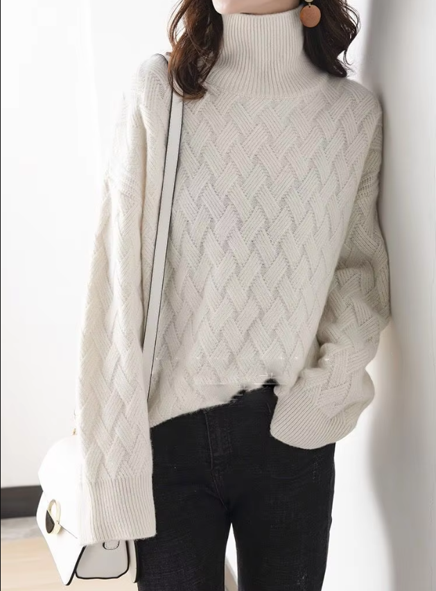 "Mjuk kvinnors tröja med tidlös design, syns i beige ton med subtila detaljer, perfekt för alla stilar och säsonger."