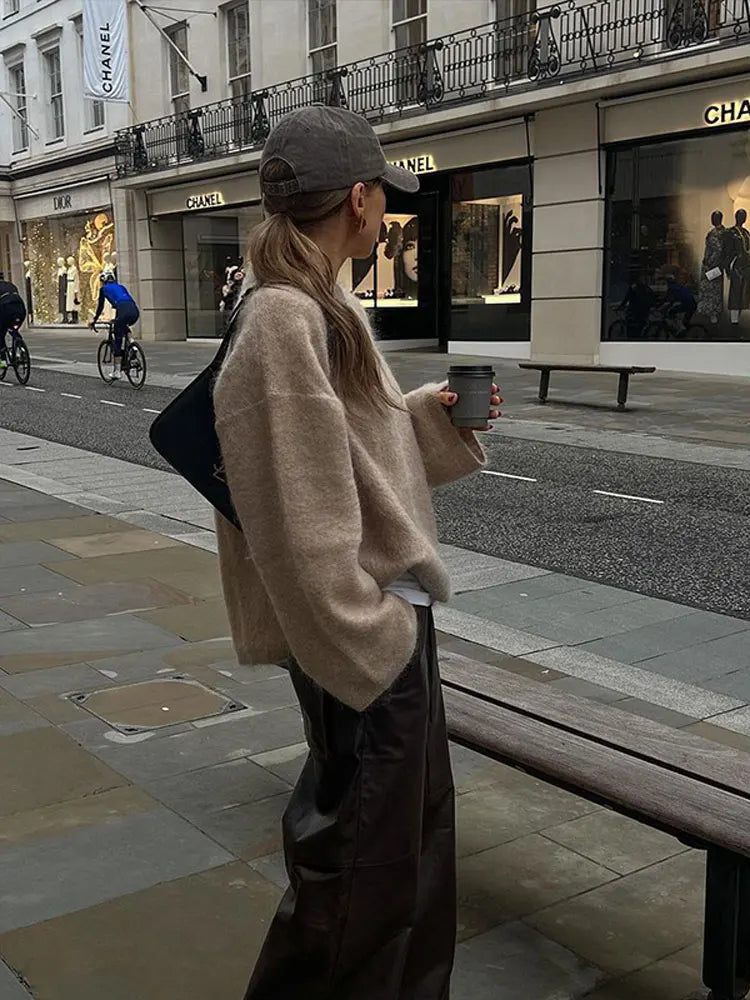 "Mjuk stickad damtröja i neutrala färger med elegant och tidlös design, perfekt för både vardag och fest."