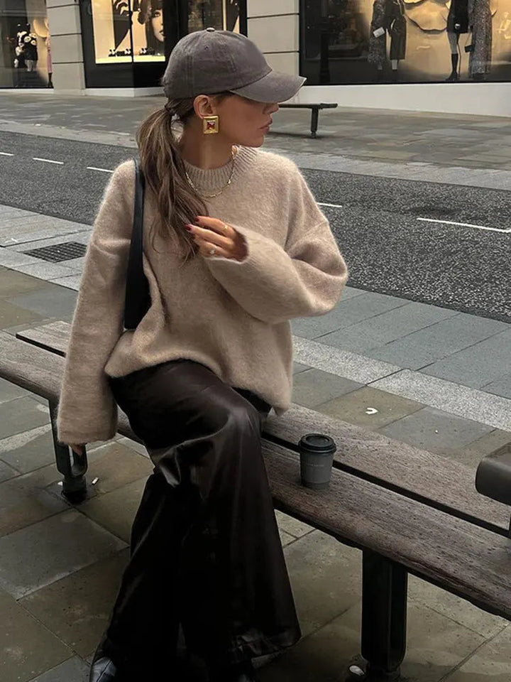 "Mjuk stickad damtröja i neutrala färger med elegant och tidlös design, perfekt för både vardag och fest."