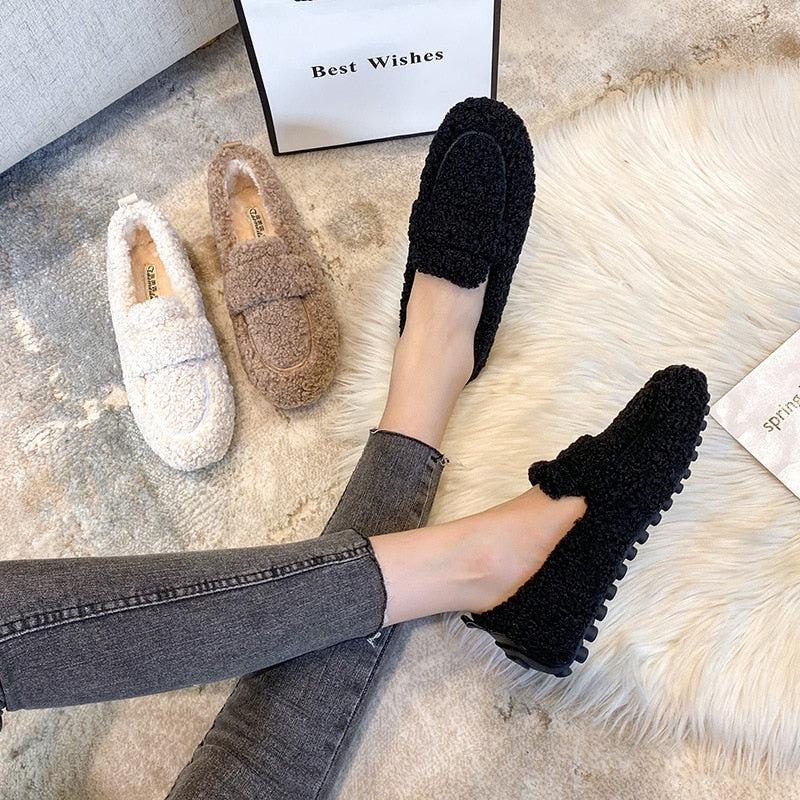 Mjuka damtofflor i pluche med antislip-sula, beige, perfekt för inomhusbruk och kalla dagar, håller fötterna varma.