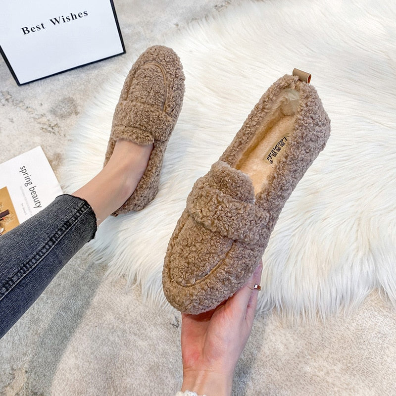 Mjuka damtofflor i pluche med antislip-sula, beige, perfekt för inomhusbruk och kalla dagar, håller fötterna varma.