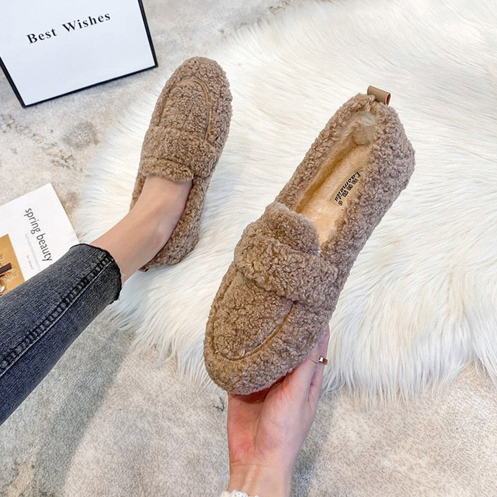 Mjuka damtofflor i pluche med antislip-sula, beige, perfekt för inomhusbruk och kalla dagar, håller fötterna varma.