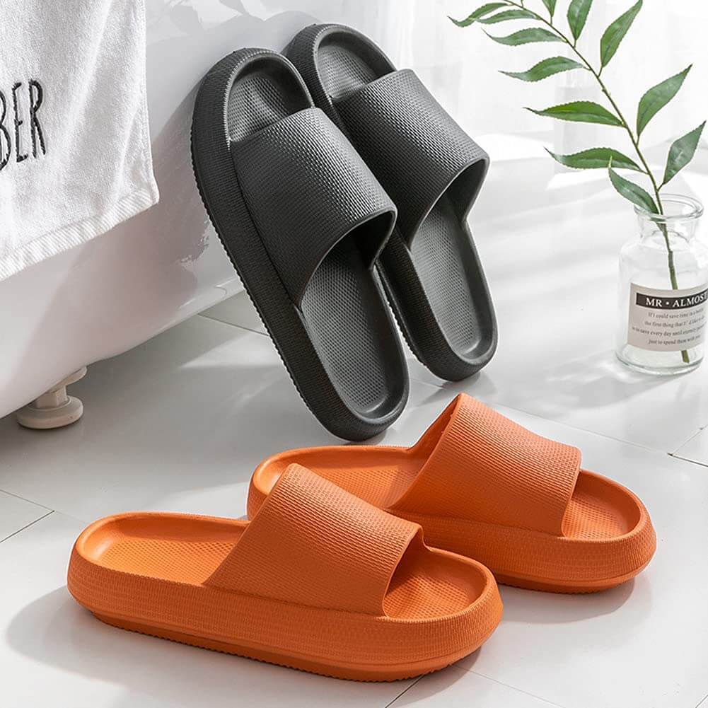"Mjuka kuddtofflor för kvinnor i olika färger, ergonomiskt utformade för smärtlindring och halkfritt grepp."
