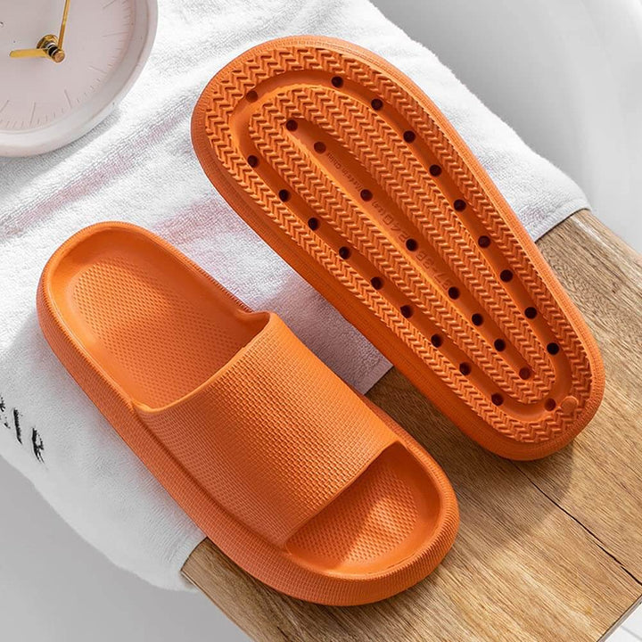 "Mjuka kuddtofflor för kvinnor i olika färger, ergonomiskt utformade för smärtlindring och halkfritt grepp."