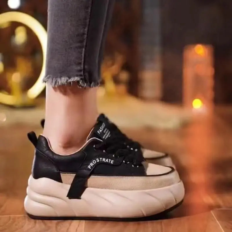"Mjuka svarta och bruna damsneakers med tjock sula i PU, stil och komfort för moderna kvinnor, hög hållbarhet."