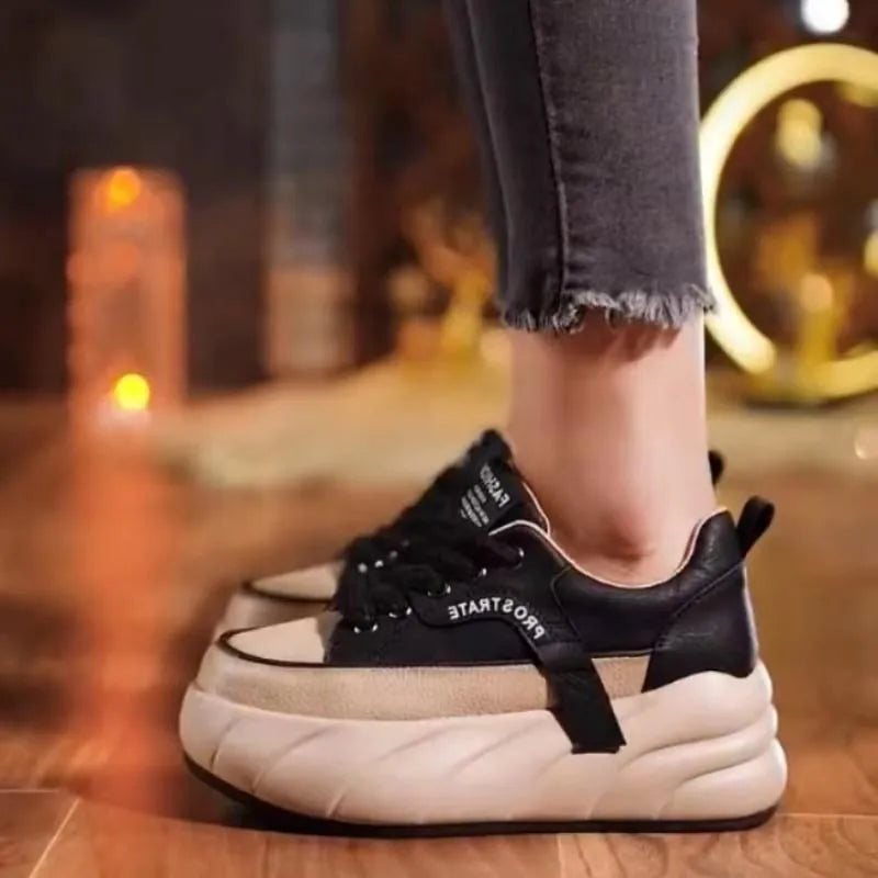 "Mjuka svarta och bruna damsneakers med tjock sula i PU, stil och komfort för moderna kvinnor, hög hållbarhet."