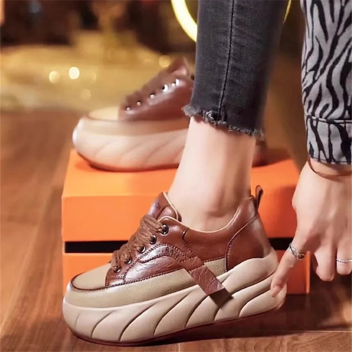 "Mjuka svarta och bruna damsneakers med tjock sula i PU, stil och komfort för moderna kvinnor, hög hållbarhet."