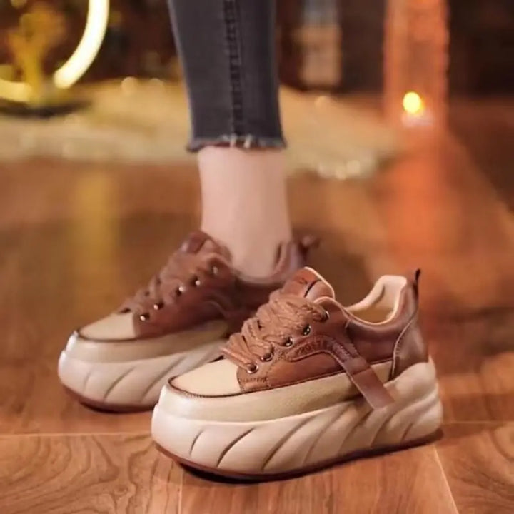 "Mjuka svarta och bruna damsneakers med tjock sula i PU, stil och komfort för moderna kvinnor, hög hållbarhet."
