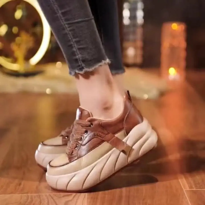 "Mjuka svarta och bruna damsneakers med tjock sula i PU, stil och komfort för moderna kvinnor, hög hållbarhet."