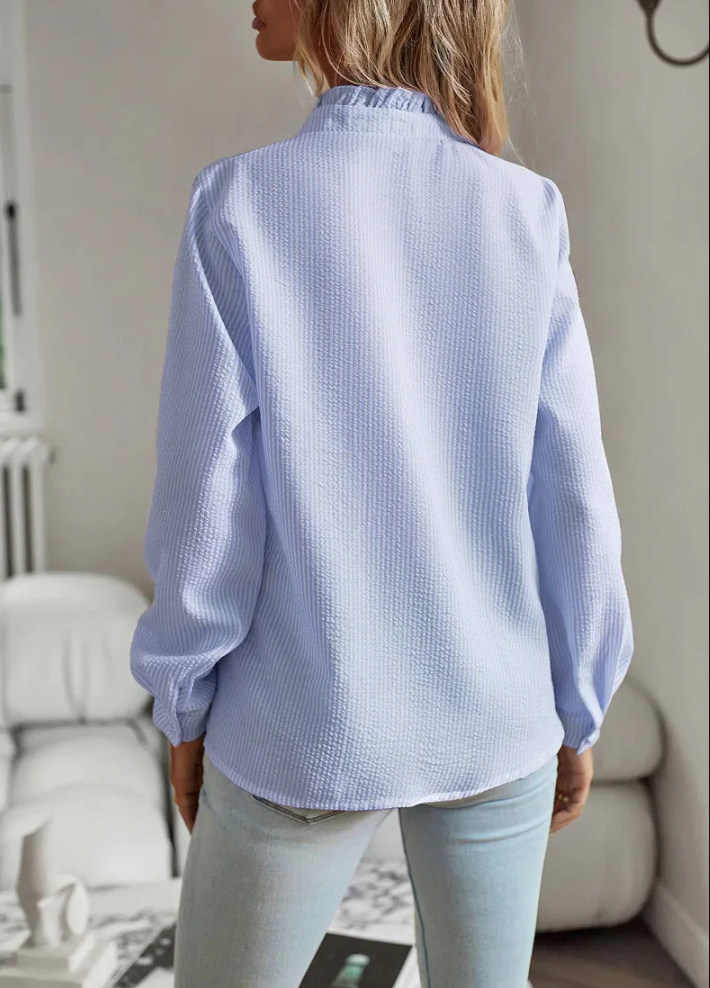 Mångsidig kvinnors chic blus i lätt material med sofistikerad design, perfekt för både kontor och avslappnade tillfällen.