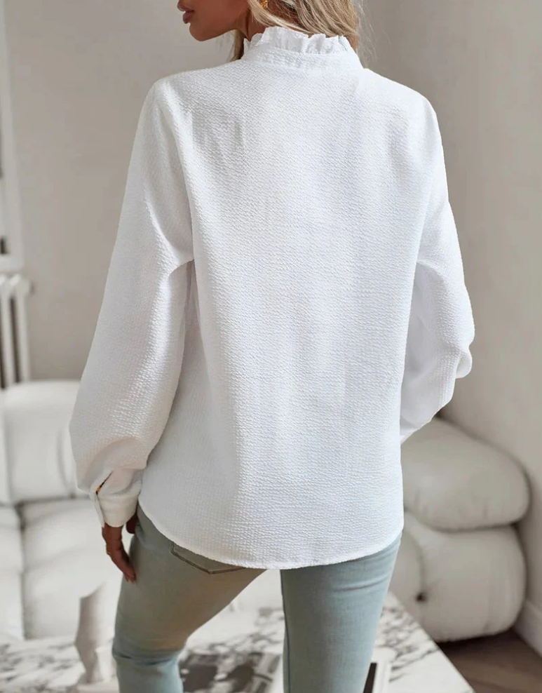 Mångsidig kvinnors chic blus i lätt material med sofistikerad design, perfekt för både kontor och avslappnade tillfällen.