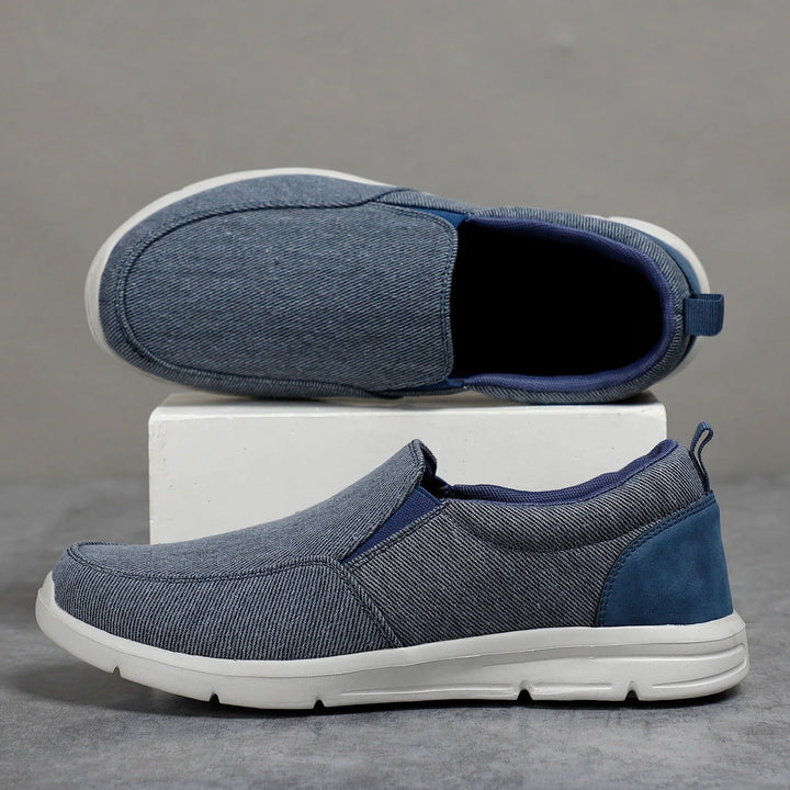 "Mäns blå canvas sommarskor, andningsbara loafers med slip-on-design och slitstark sula, perfekt för soliga dagar."