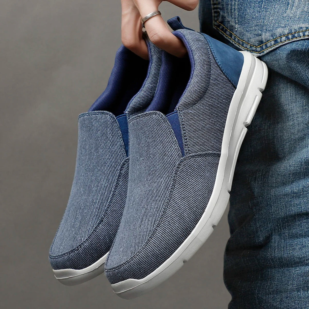 "Mäns blå canvas sommarskor, andningsbara loafers med slip-on-design och slitstark sula, perfekt för soliga dagar."
