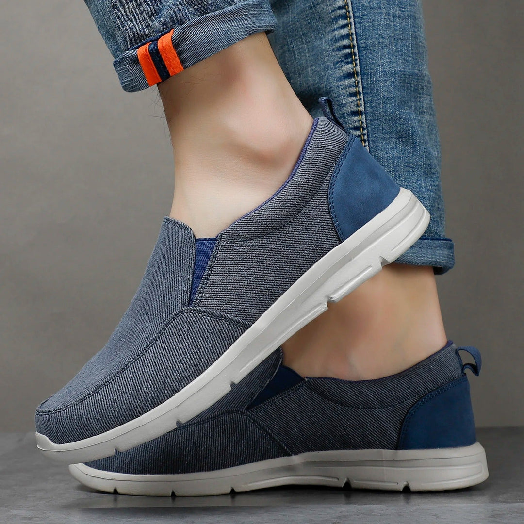 "Mäns blå canvas sommarskor, andningsbara loafers med slip-on-design och slitstark sula, perfekt för soliga dagar."