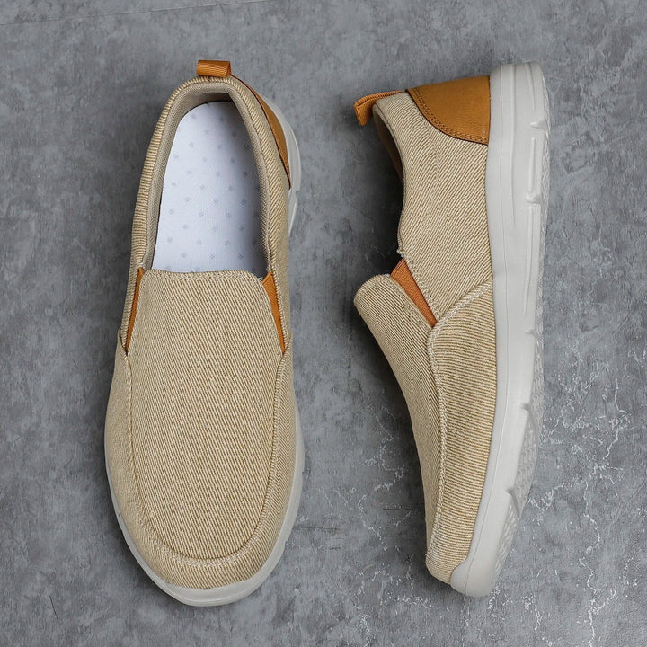 "Mäns blå canvas sommarskor, andningsbara loafers med slip-on-design och slitstark sula, perfekt för soliga dagar."