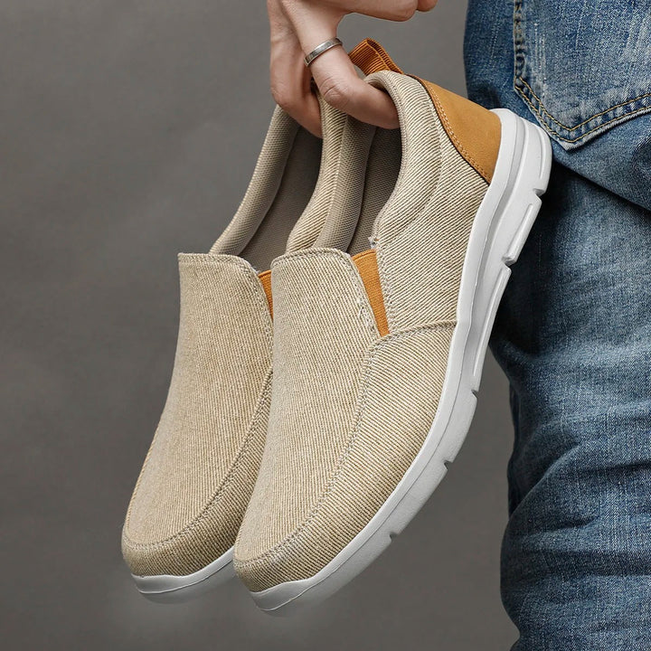 "Mäns blå canvas sommarskor, andningsbara loafers med slip-on-design och slitstark sula, perfekt för soliga dagar."