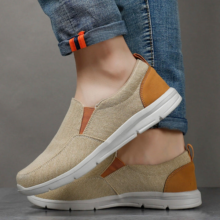 "Mäns blå canvas sommarskor, andningsbara loafers med slip-on-design och slitstark sula, perfekt för soliga dagar."