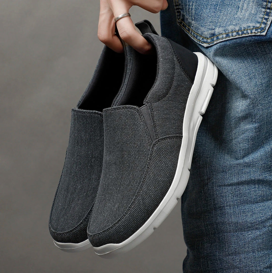 "Mäns blå canvas sommarskor, andningsbara loafers med slip-on-design och slitstark sula, perfekt för soliga dagar."