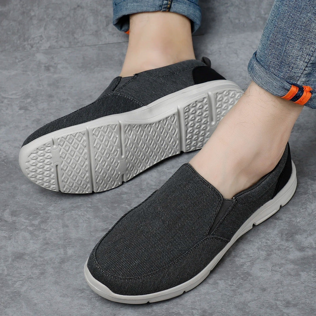 "Mäns blå canvas sommarskor, andningsbara loafers med slip-on-design och slitstark sula, perfekt för soliga dagar."