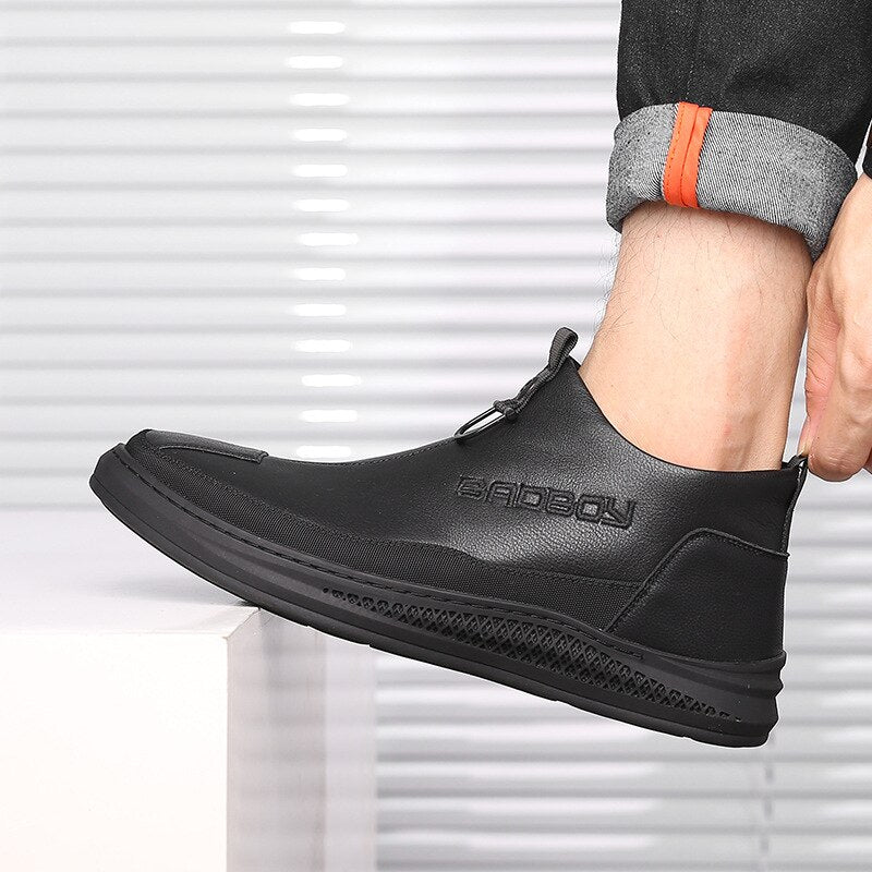 "Mäns eleganta PU ankelstövlar med antislip sula, perforerade detaljer och kontrastsula för stil och komfort."