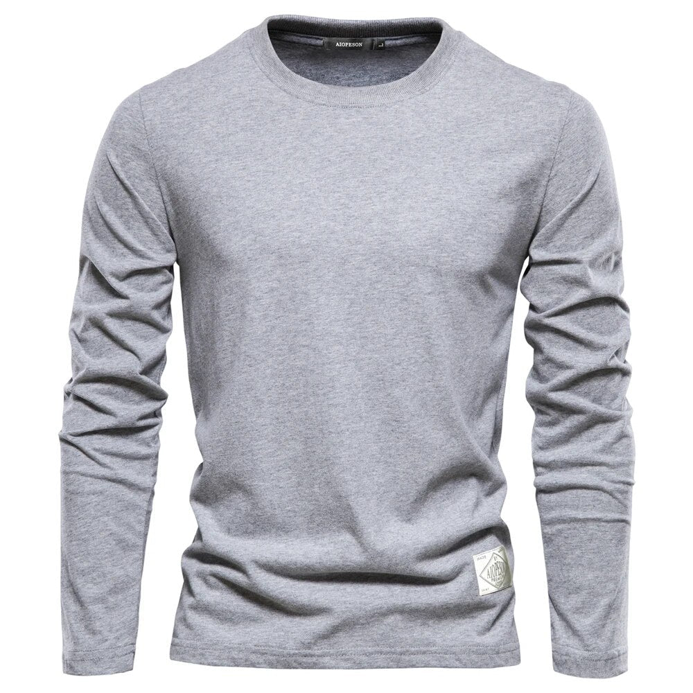 "Mäns klassisk O-ringad långärmad T-shirt, bekväm och stilren i mjukt tyg, framifrån med neutral färg."