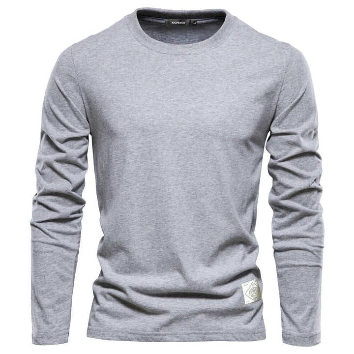 "Mäns klassisk O-ringad långärmad T-shirt, bekväm och stilren i mjukt tyg, framifrån med neutral färg."