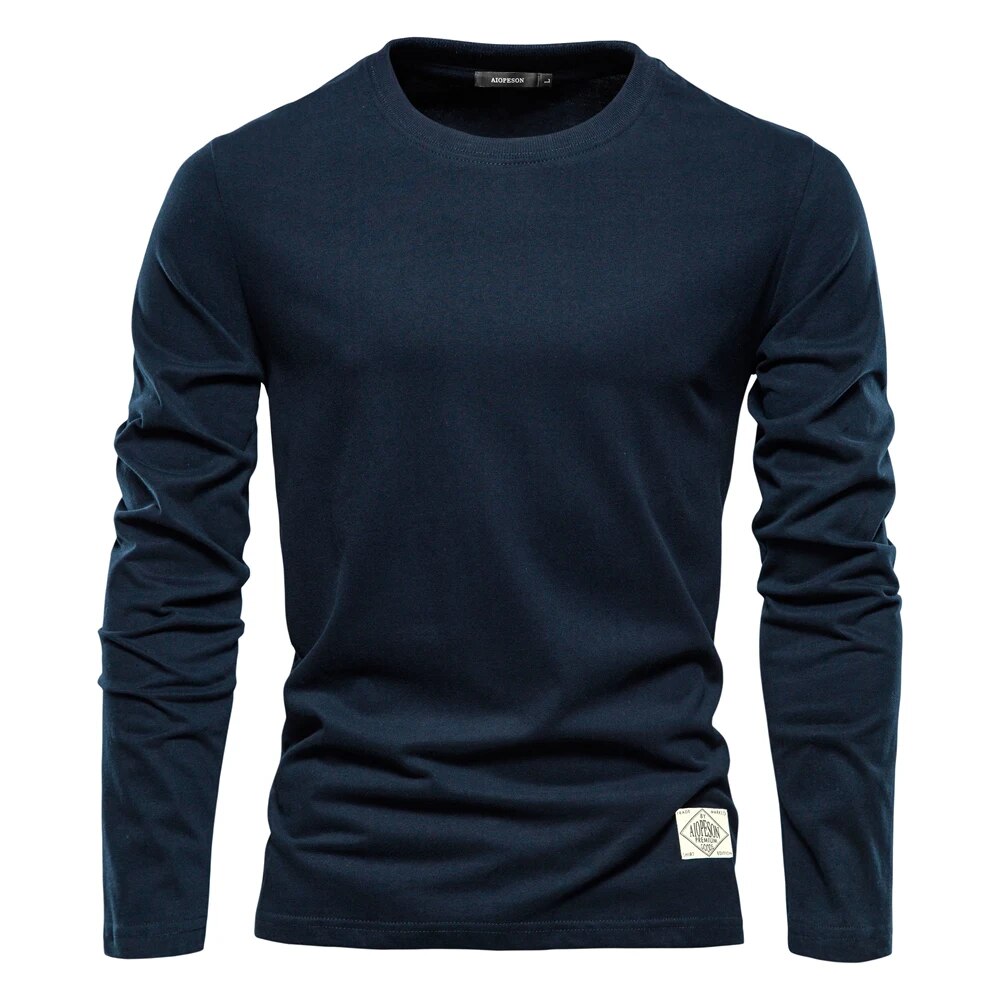 "Mäns klassisk O-ringad långärmad T-shirt, bekväm och stilren i mjukt tyg, framifrån med neutral färg."
