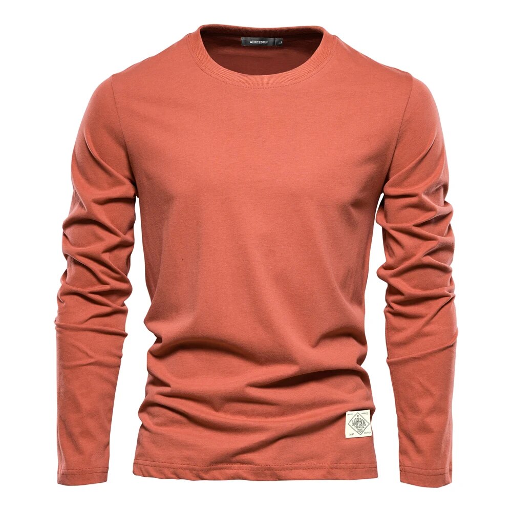"Mäns klassisk O-ringad långärmad T-shirt, bekväm och stilren i mjukt tyg, framifrån med neutral färg."