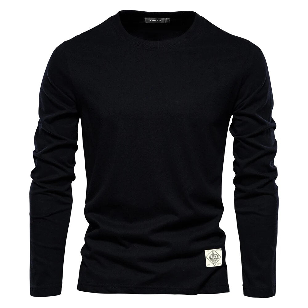 "Mäns klassisk O-ringad långärmad T-shirt, bekväm och stilren i mjukt tyg, framifrån med neutral färg."