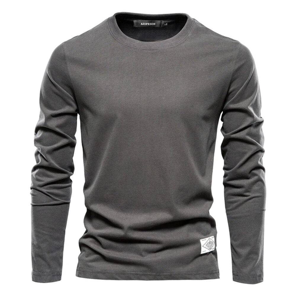 "Mäns klassisk O-ringad långärmad T-shirt, bekväm och stilren i mjukt tyg, framifrån med neutral färg."