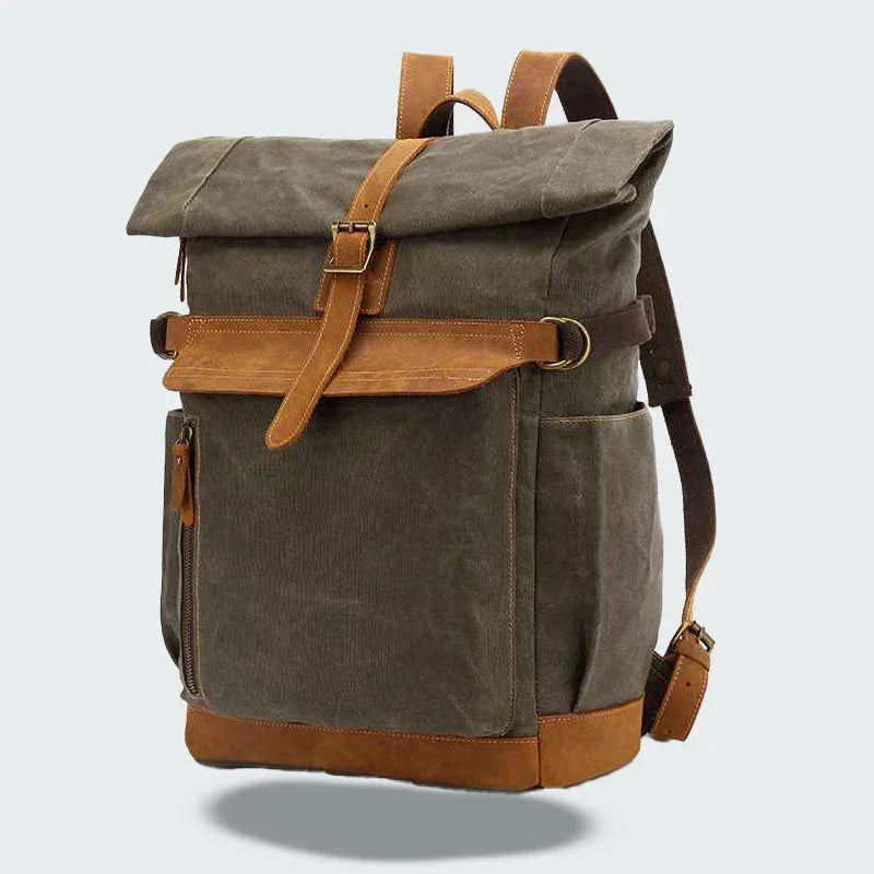 "Mäns klassisk ryggsäck i canvas och läder med roll-top, grön ton, justerbara remmar, expanderbar kapacitet."