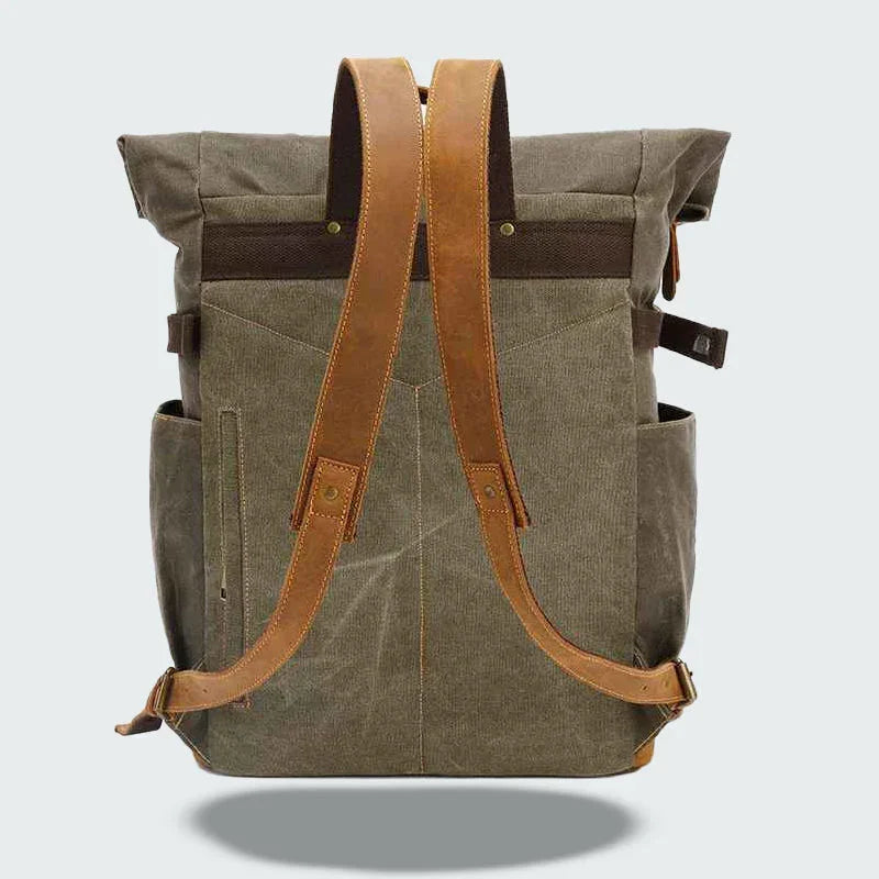 "Mäns klassisk ryggsäck i canvas och läder med roll-top, grön ton, justerbara remmar, expanderbar kapacitet."