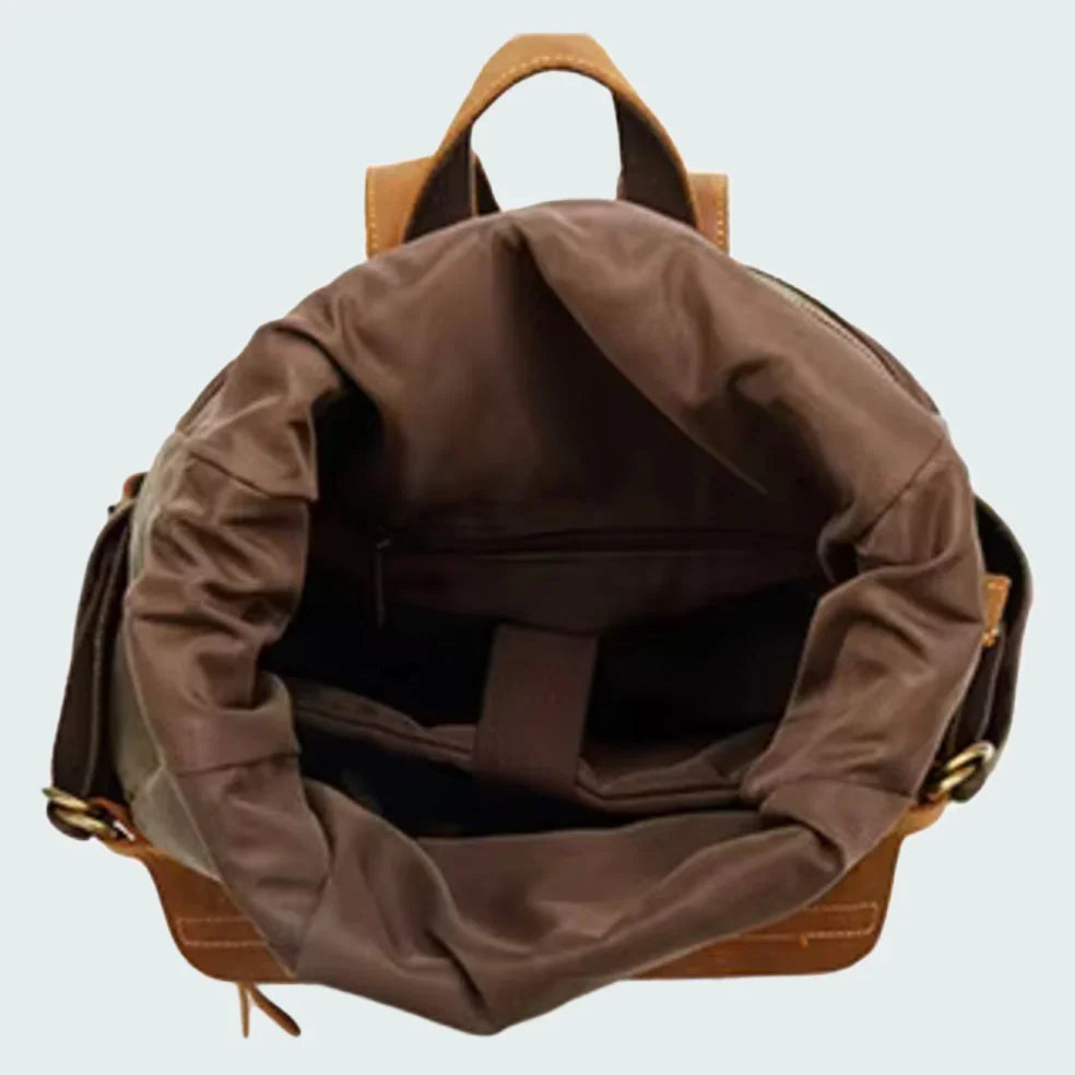 "Mäns klassisk ryggsäck i canvas och läder med roll-top, grön ton, justerbara remmar, expanderbar kapacitet."