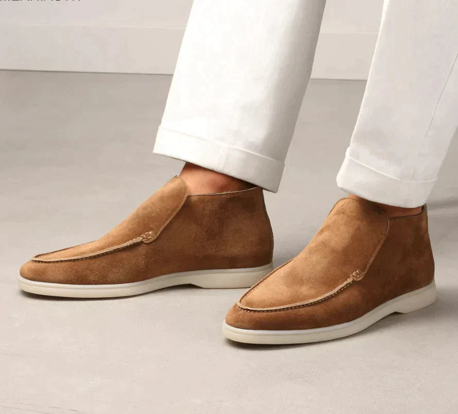 "Mäns klassiska loafers i brun mocka, tidlös och elegant slip-on design för både affärsmöten och avslappnade utflykter."