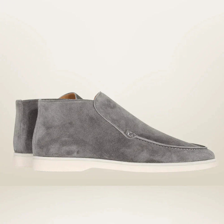 "Mäns klassiska loafers i brun mocka, tidlös och elegant slip-on design för både affärsmöten och avslappnade utflykter."