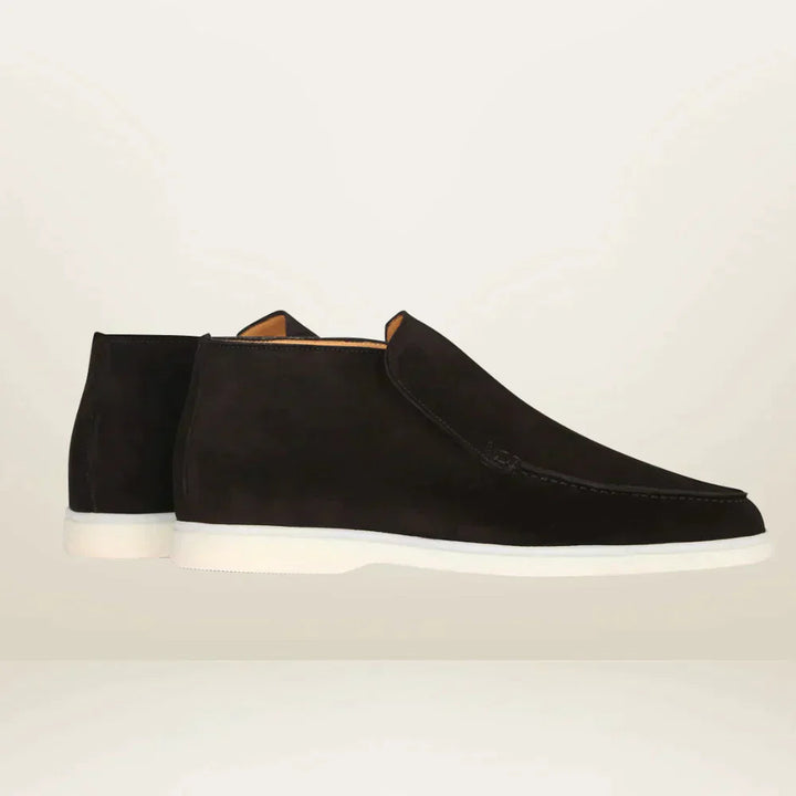 "Mäns klassiska loafers i brun mocka, tidlös och elegant slip-on design för både affärsmöten och avslappnade utflykter."