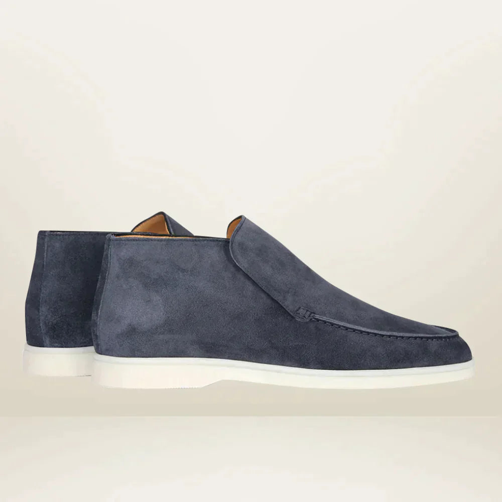 "Mäns klassiska loafers i brun mocka, tidlös och elegant slip-on design för både affärsmöten och avslappnade utflykter."