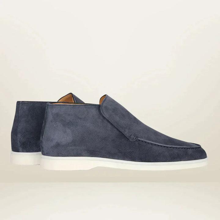 "Mäns klassiska loafers i brun mocka, tidlös och elegant slip-on design för både affärsmöten och avslappnade utflykter."