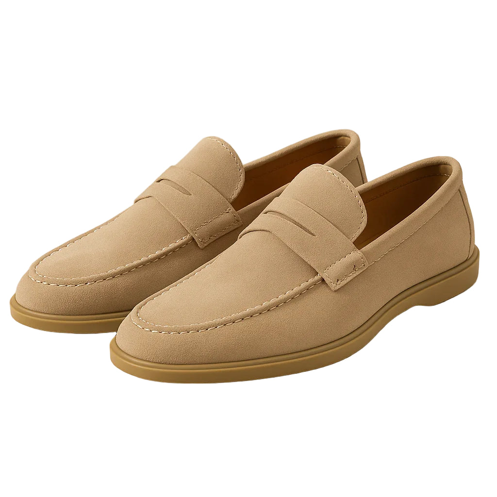 "Mäns klassiska penny loafers i mjuk mocka med penny-rem och elegant slip-on design, perfekta för både vardag och formellt."