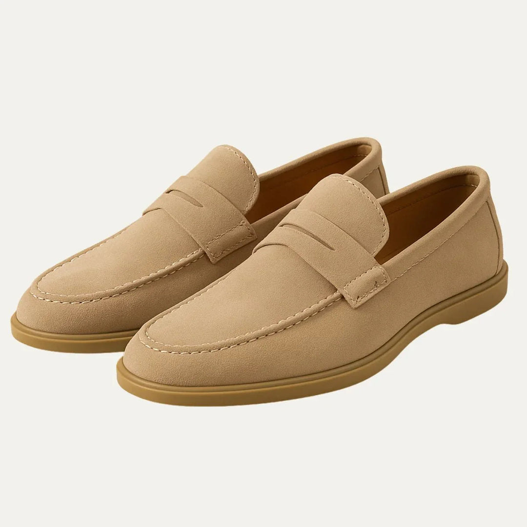 "Mäns klassiska penny loafers i mjuk mocka med penny-rem och elegant slip-on design, perfekta för både vardag och formellt."