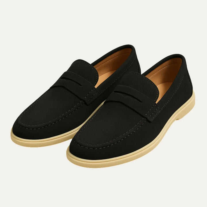 "Mäns klassiska penny loafers i mjuk mocka med penny-rem och elegant slip-on design, perfekta för både vardag och formellt."